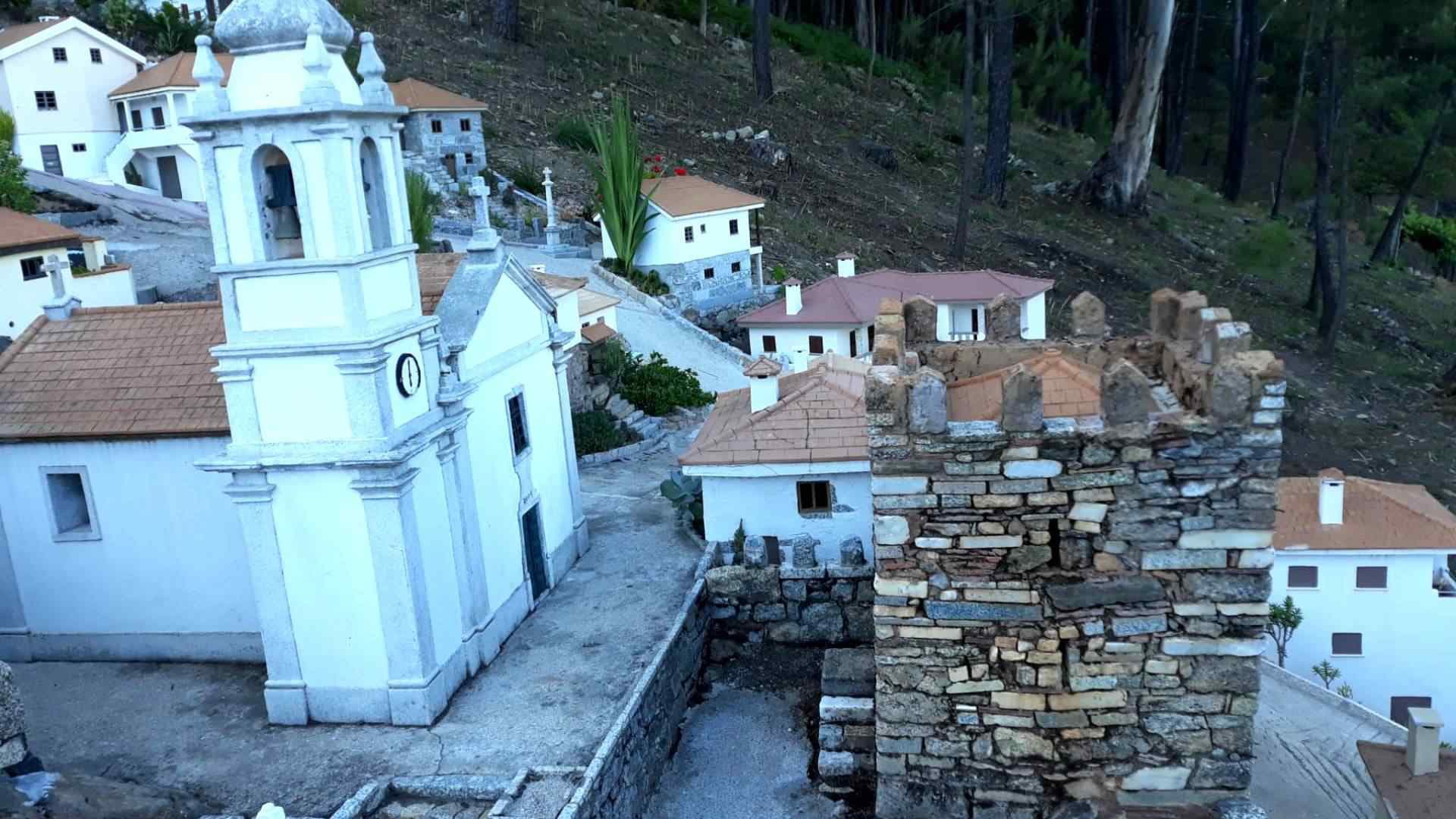 Igreja e torre em miniatura na aldeia de Pedro Lemos, em Agilde