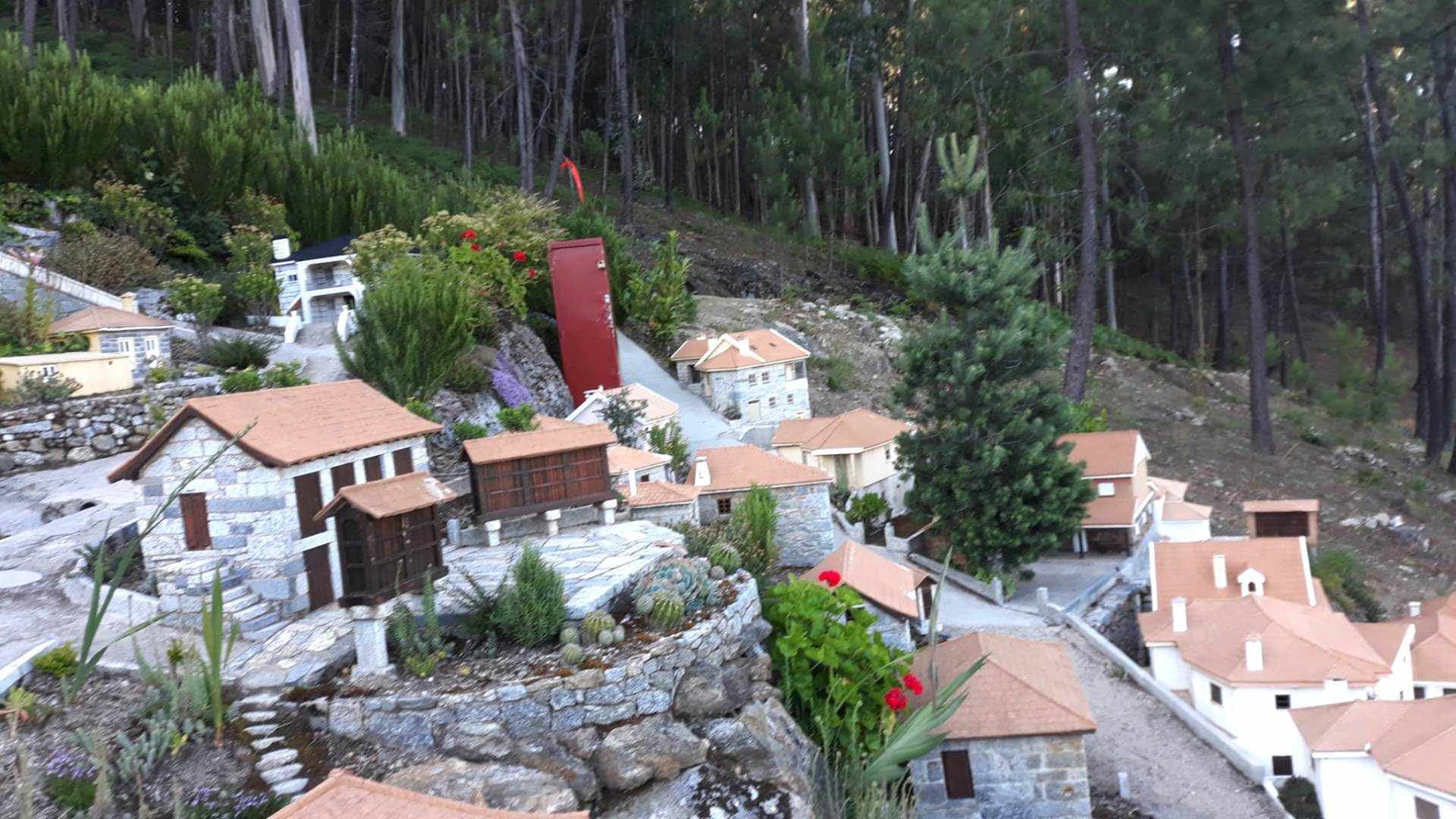 Casas de granito e espigueiros em miniatura na encosta de Agilde